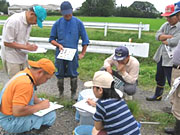 田んぼで生き物調査